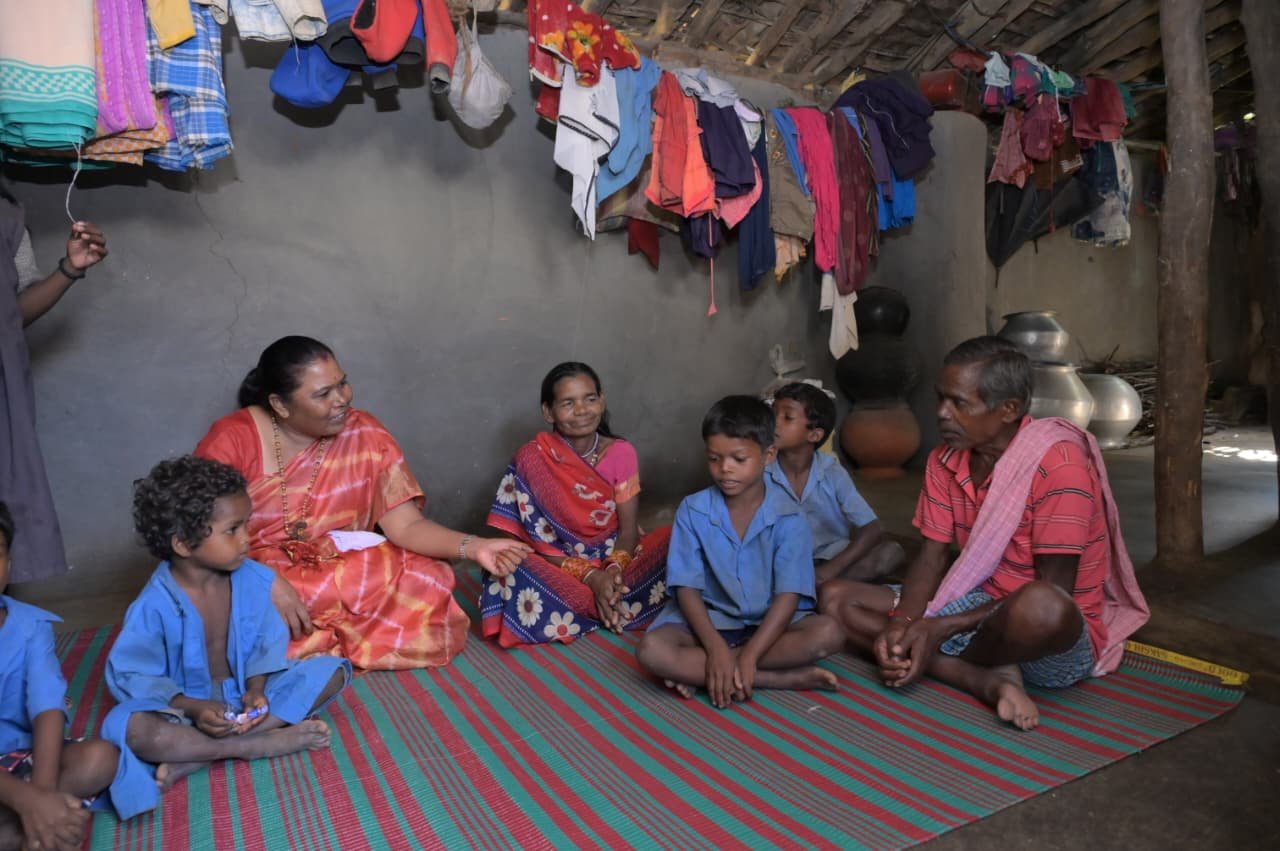 विधायक गोमती साय ने पहाड़ी कोरवा जनजाति से मिलकर जाना कुशलक्षेम