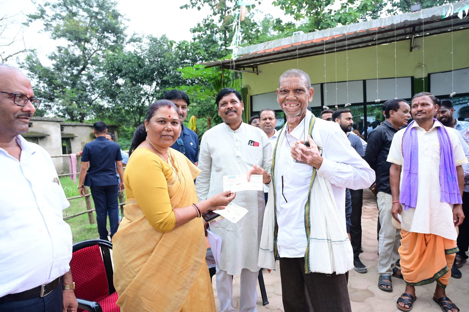 पत्थलगांव विधायक निवास में जनदर्शन, समस्याओं का किया समाधान