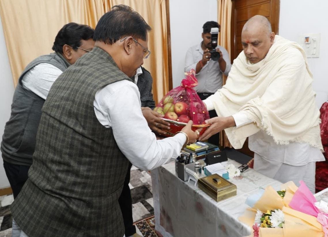 सीएम विष्णु देव साय पहुंचे अघोर गुरुपीठ बनोरा, अघोरेश्वर भगवान राम की प्रतिमा के समक्ष टेका मत्था, मांगी प्रदेश की खुशहाली