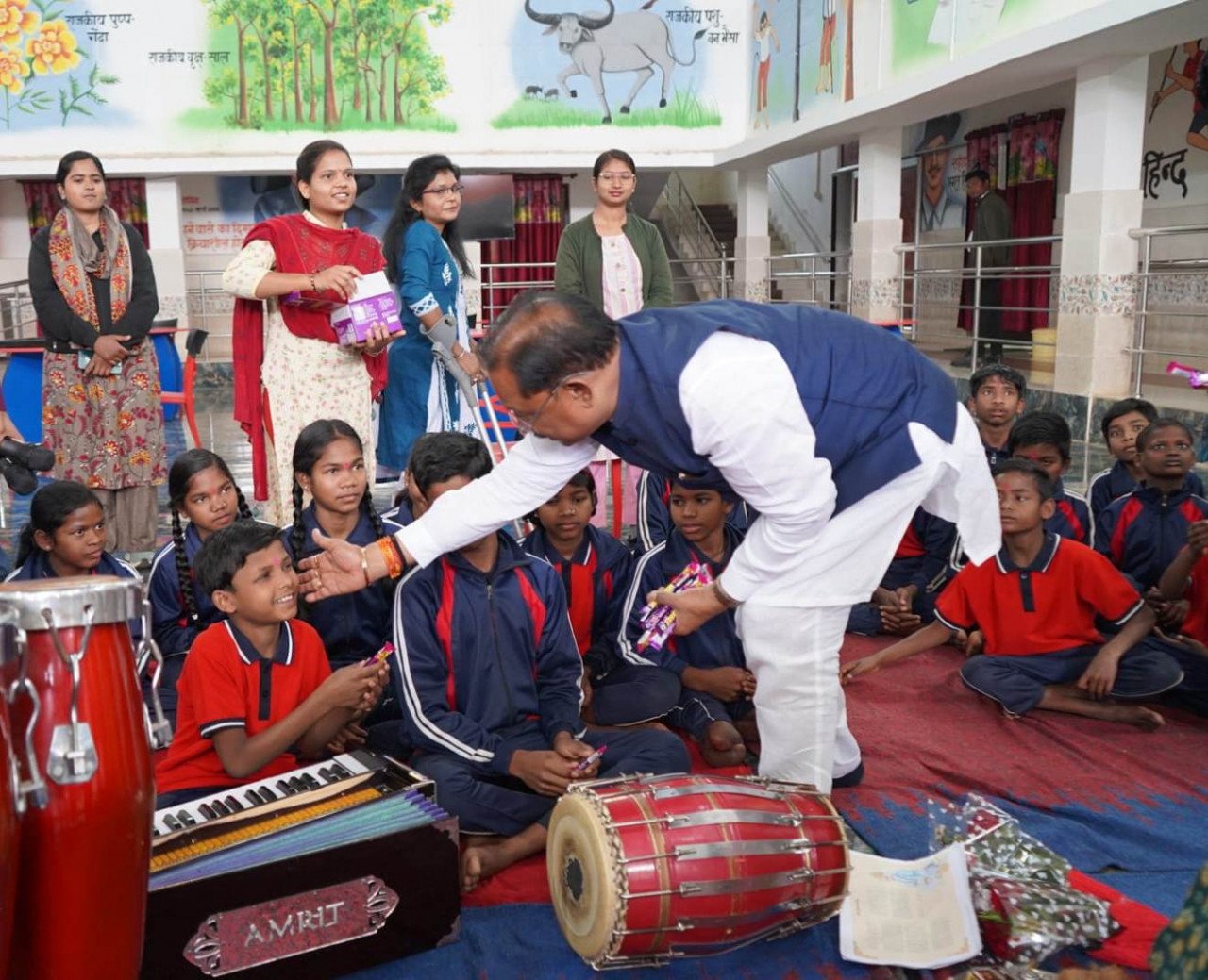 मुख्यमंत्री श्री साय ने दिव्यांग बच्चों का जीता दिल: नारायणपुर के परीयना स्कूल को बस देने की बड़ी घोषणा