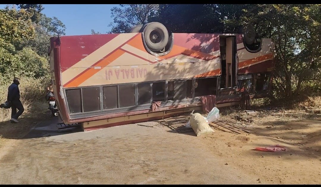 जशपुर ब्रेकिंग: कुत्ते को बचाने के चक्कर में पलटी यात्रियों से भरी बस; 40 यात्री थे सवार