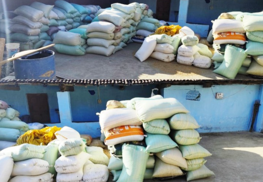 घर को बना रखा था अवैध धान का गोदाम; प्रशासन का छापा, 40 क्विंटल धान जब्त, माफियाओं में हड़कंप