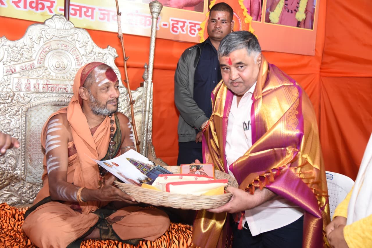 राजिम कुंभ कल्प 2026: त्रिवेणी संगम पर संतों का लिया आशीर्वाद, मंत्री राजेश अग्रवाल ने चखा ‘बिहान’ दीदियों के हाथों बने छत्तीसगढ़ी व्यंजनों का स्वाद