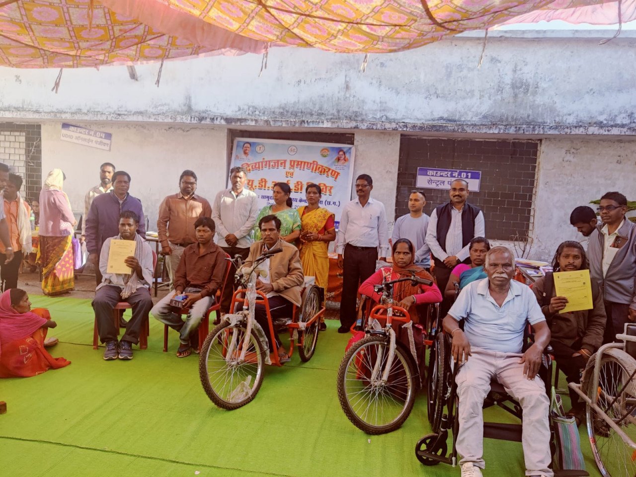 मनोरा में दिव्यांगजन सशक्तिकरण शिविर संपन्न, प्रमाणीकरण और सहायक उपकरणों से चेहरे पर आई मुस्कान
