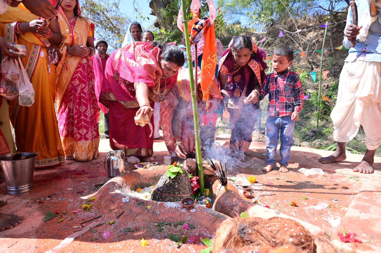 महाशिवरात्रि पर कोड़ेकेला पहुंचीं विधायक गोमती साय, शिव मंदिर में मत्था टेक क्षेत्र की खुशहाली के लिए मांगा आशीर्वाद