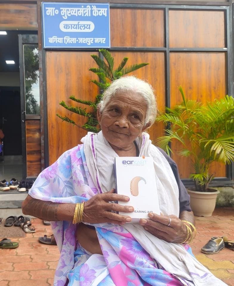 90 वर्षीय चाका बाई को मिला श्रवण यंत्र, अब फिर सुन सकेंगी अपनों की आवाज