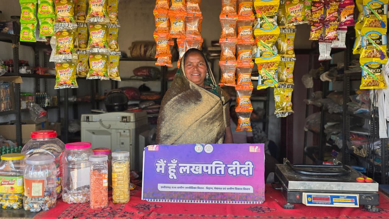 बिहान योजना से संवरी भगवती की तकदीर: ईंट निर्माण और किराने के दम पर गुमगरा खुर्द की बेटी बनी ‘लखपति दीदी’