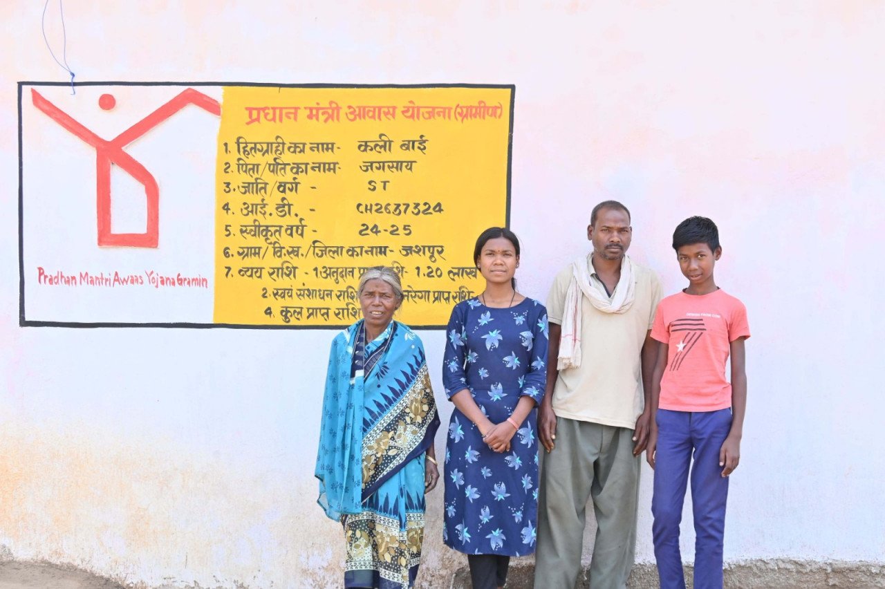 जशपुर: पीएम जनमन योजना से संवर रहा विशेष पिछड़ी जनजातियों का जीवन, किसनी बाई और अरविन्द राम का पक्के मकान का सपना हुआ पूरा