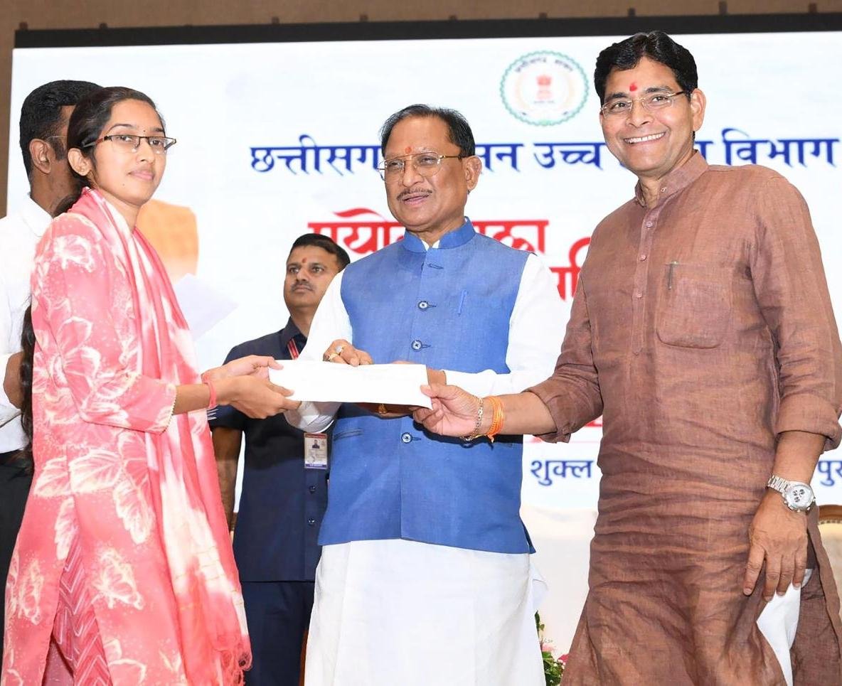 “युवाओं का भविष्य संवारना हमारी प्राथमिकता”: मुख्यमंत्री विष्णु देव साय ने 430 प्रयोगशाला परिचारकों को सौंपे नियुक्ति पत्र