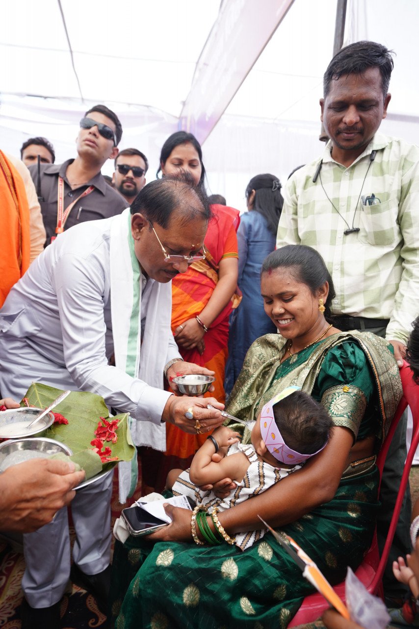 बलौदाबाजार: जब ‘सुशासन तिहार’ में मुखिया ने खुद नन्हे बच्चों को चखाया पहला निवाला, गर्भवती माताओं की गोदभराई कर दिया सुखद भविष्य का आशीष