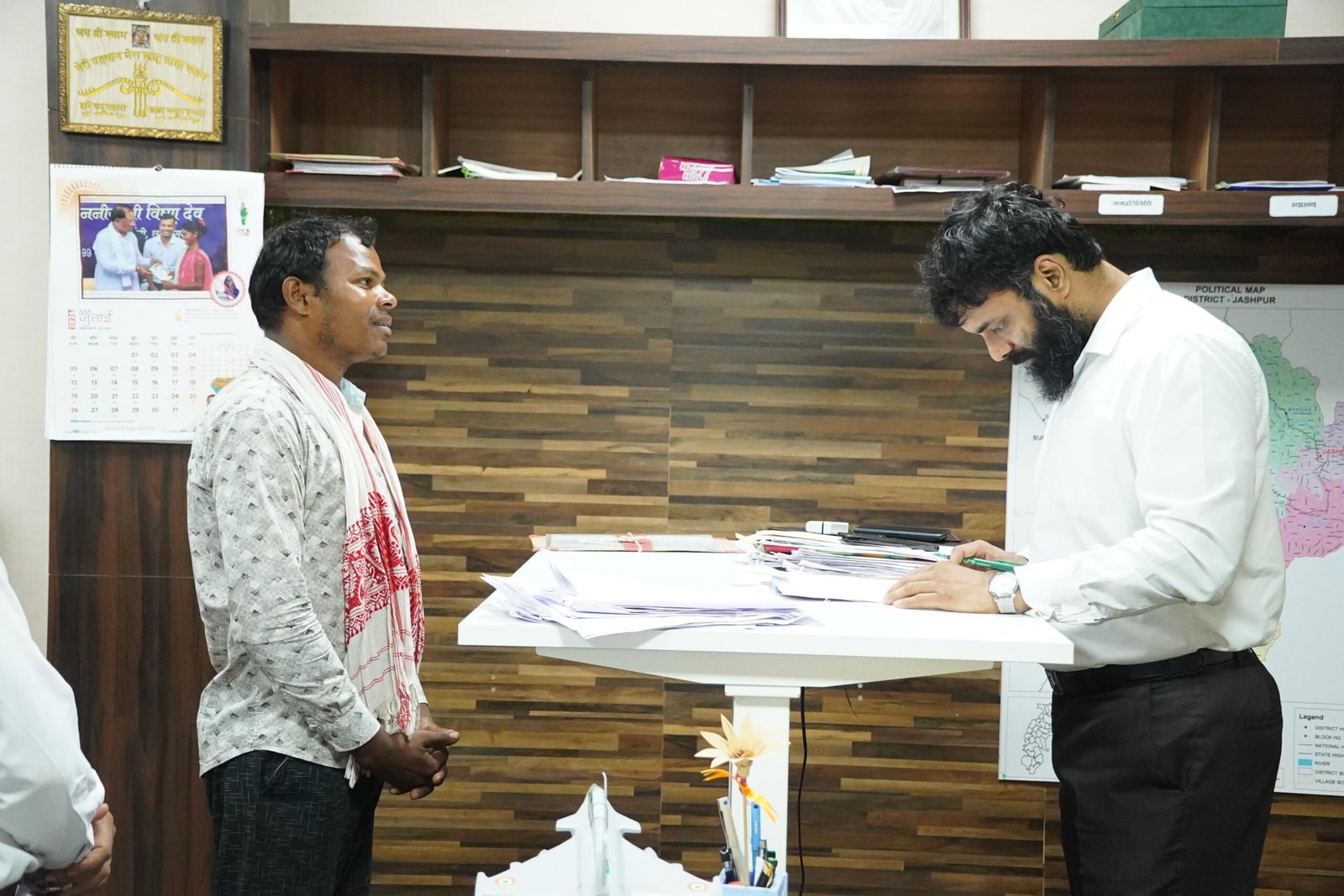 जशपुर जनदर्शन: कलेक्टर रोहित व्यास ने सुनी आमजनों की समस्याएं, 49 आवेदनों पर दिए त्वरित कार्रवाई के निर्देश