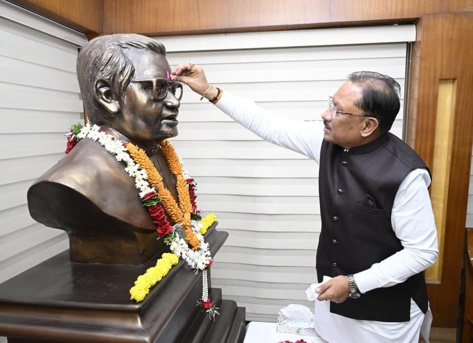 अटल बिहारी वाजपेयी की पुण्यतिथि: CM विष्णु देव साय ने दी श्रद्धांजलि, बोले- अटल जी के संकल्प से मिली छत्तीसगढ़ को पहचान