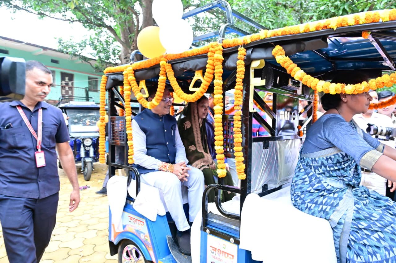 रक्षाबंधन पर ‘विष्णु भैया’ का बहनों को बड़ा तोहफा: ‘जशपुर एक्सप्रेस’ योजना का शुभारंभ, 50 महिलाओं को सौंपी ई-रिक्शा की चाबी