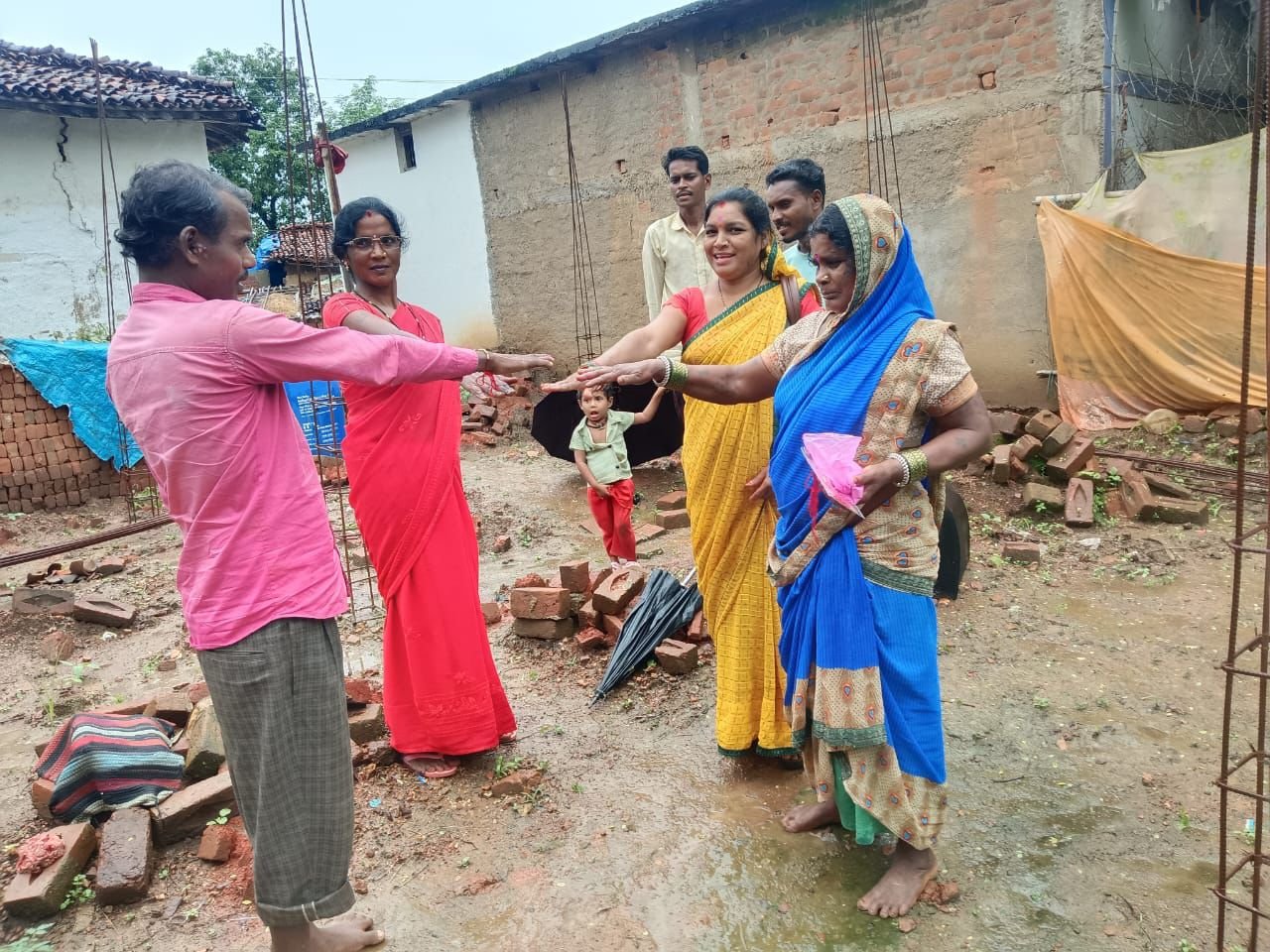 रक्षा सूत्र से बंधा ‘पक्के घर’ का संकल्प: मोहला में बिहान दीदियों ने पीएम आवास हितग्राहियों को बांधी राखी, दिलाई समय पर घर पूरा करने की शपथ