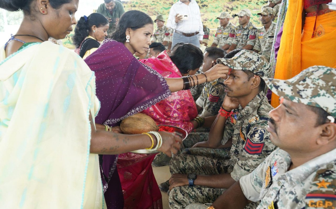 बंदूक छोड़ मुख्यधारा में लौटीं बहनों ने बांधी राखी: अबूझमाड़ में DRG जवानों की कलाई पर सजा विश्वास का रक्षा-सूत्र