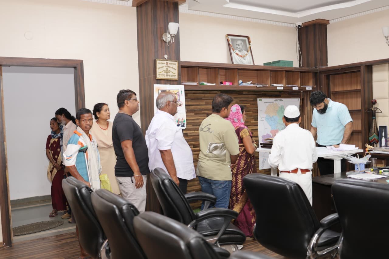 जशपुर कलेक्टोरेट में आयोजित जनदर्शन कार्यक्रम में आमजन की समस्याएं सुनते कलेक्टर रोहित व्यास।