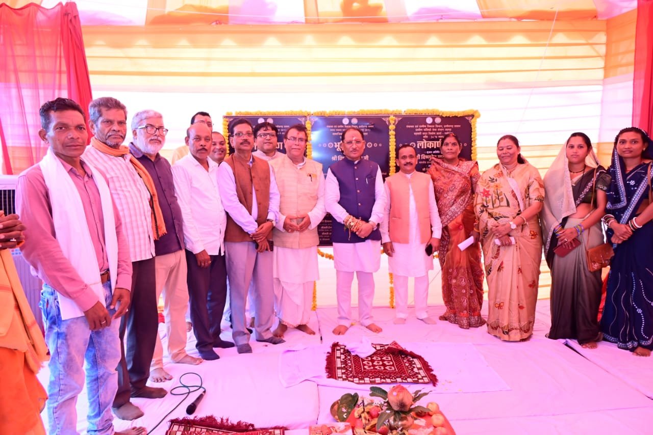 जशपुर में ‘विष्णु भैया संग बहनों का रक्षाबंधन’: CM साय ने महिलाओं को दी विकास कार्यों की सौगात, पेड़ पर बांधी राखी
