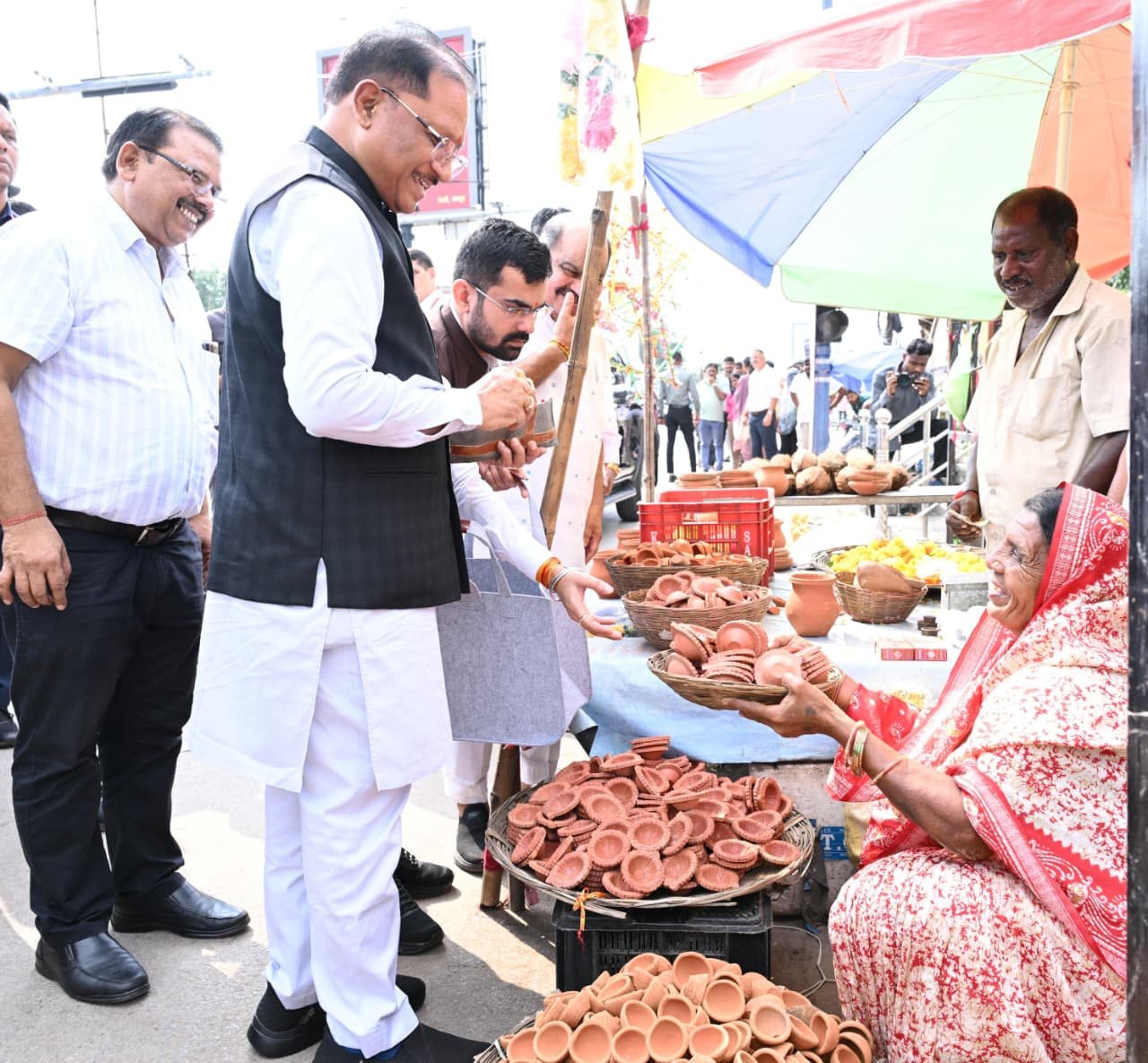 सड़क किनारे पसरे पर अचानक पहुंचे मुख्यमंत्री विष्णु देव साय, मीरा से 1000 रुपये में खरीदा ‘आशीर्वाद का दीया’