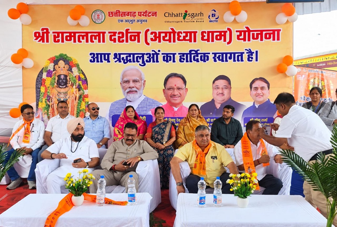 सरगुजा से अयोध्या तक आस्था का सफर: 850 श्रद्धालुओं को लेकर काशी-अयोध्या रवाना हुई भारत गौरव ट्रेन, पर्यटन मंत्री राजेश अग्रवाल ने दिखाई हरी झंडी