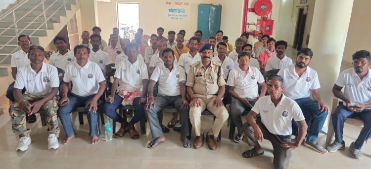 दोकड़ा पुलिस चौकी में साइबर जागृति अभियान के दौरान उपस्थित पुलिस मितान और अधिकारी
